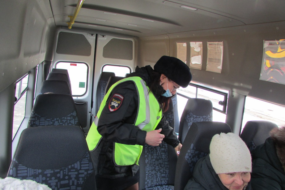 Госавтоинспекция Михайловского района проверяет маршрутные транспортные средства.