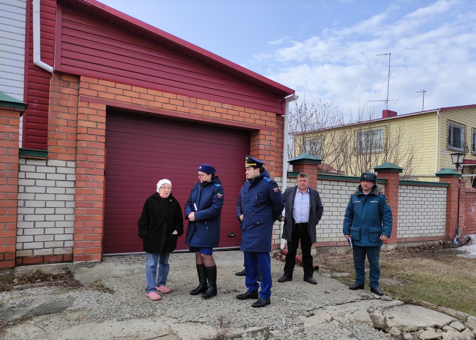 По поручению прокурора Алтайского края Антона Германа  территориальные прокуроры на вверенной им территории продолжают надзорные мероприятия по контролю за половодьем .