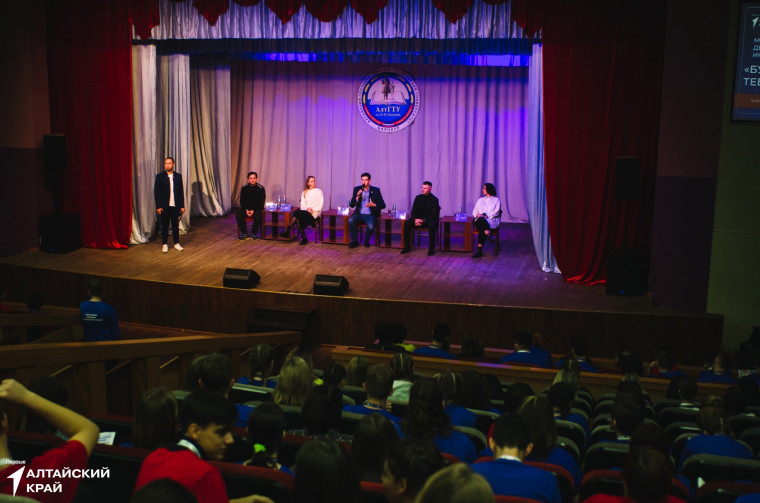 В Барнауле завершился седьмой окружной форум Движения Первых «Будущее за нами! Тебе решать!». За один день интенсива активисты Движения развили умения в самых разных областях..