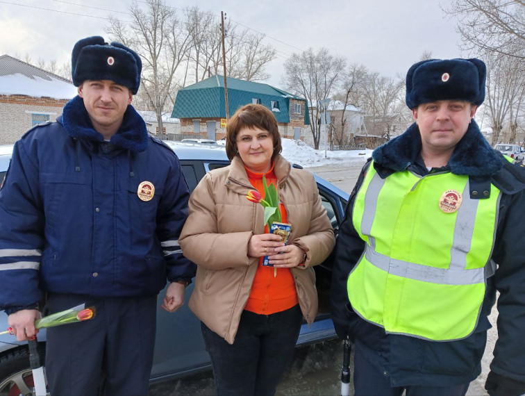 Сотрудники Госавтоинспекции Михайловского района провели традиционную акцию «Цветы для автоледи».